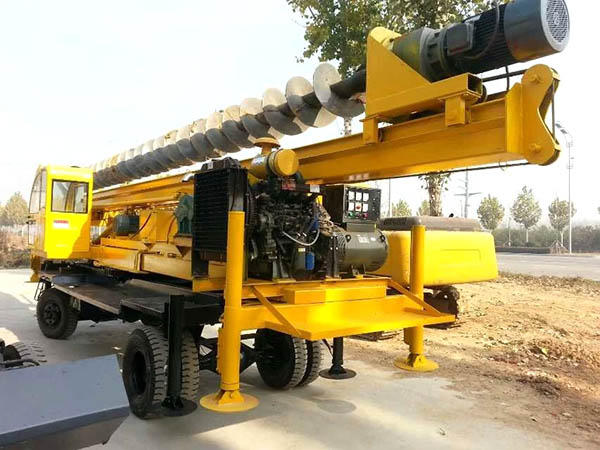 滕州远大建筑机械厂小型汽车双轨道打桩机工厂实物图